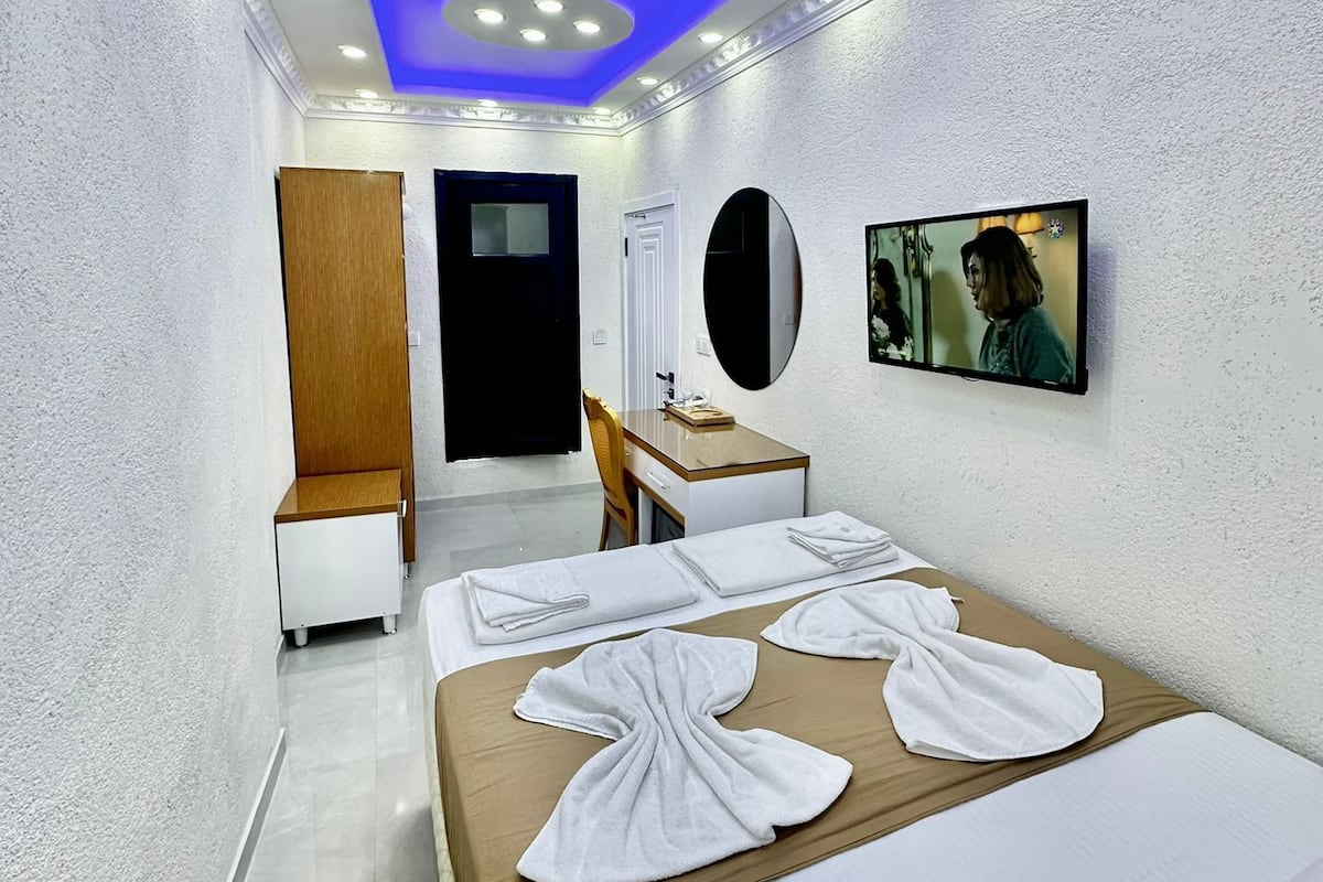 Romantic Room | Desk, laptop workspace