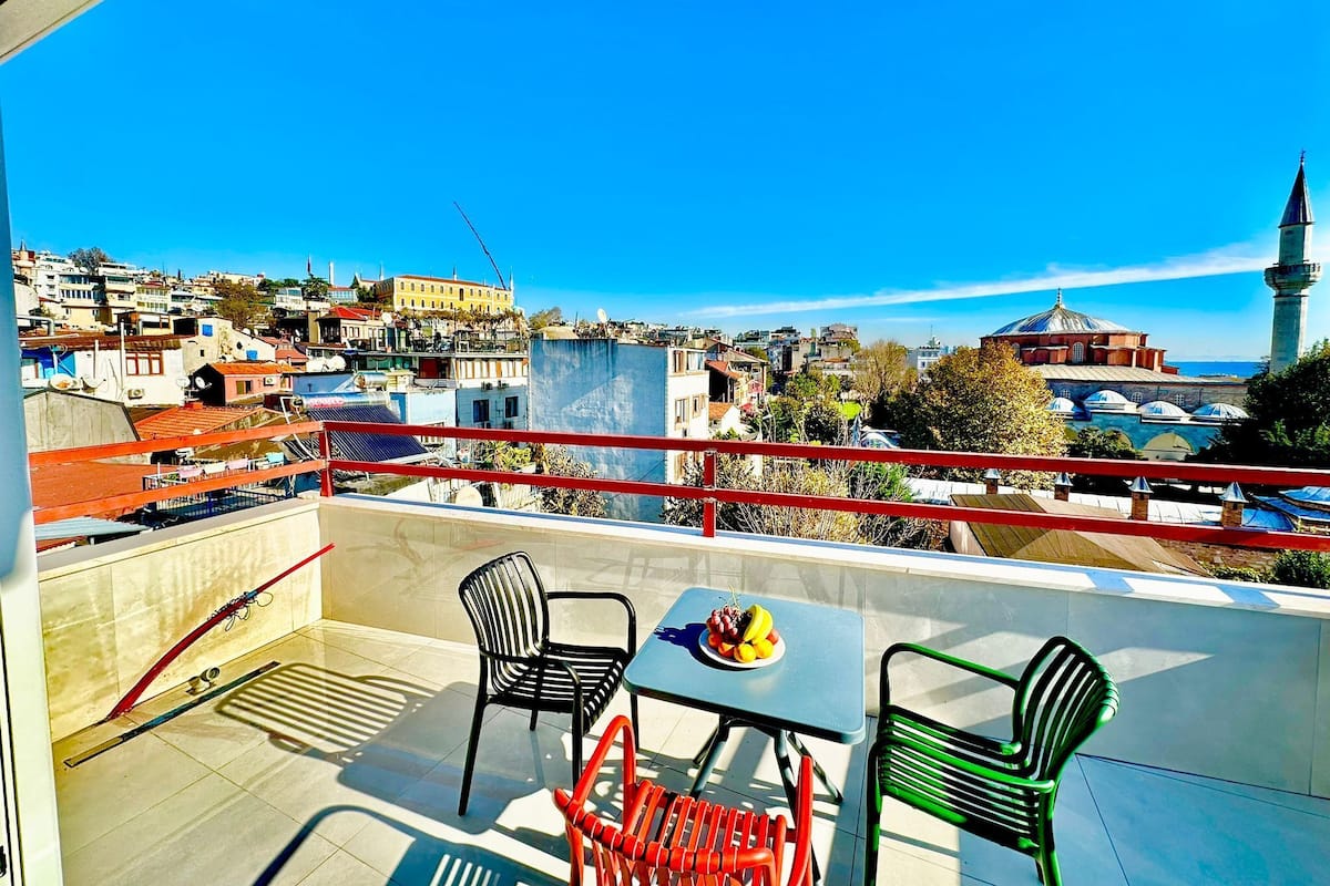 Premier Studio Suite | Desk, laptop workspace