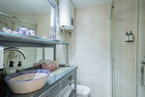 Douche, sèche-cheveux, serviettes fournies