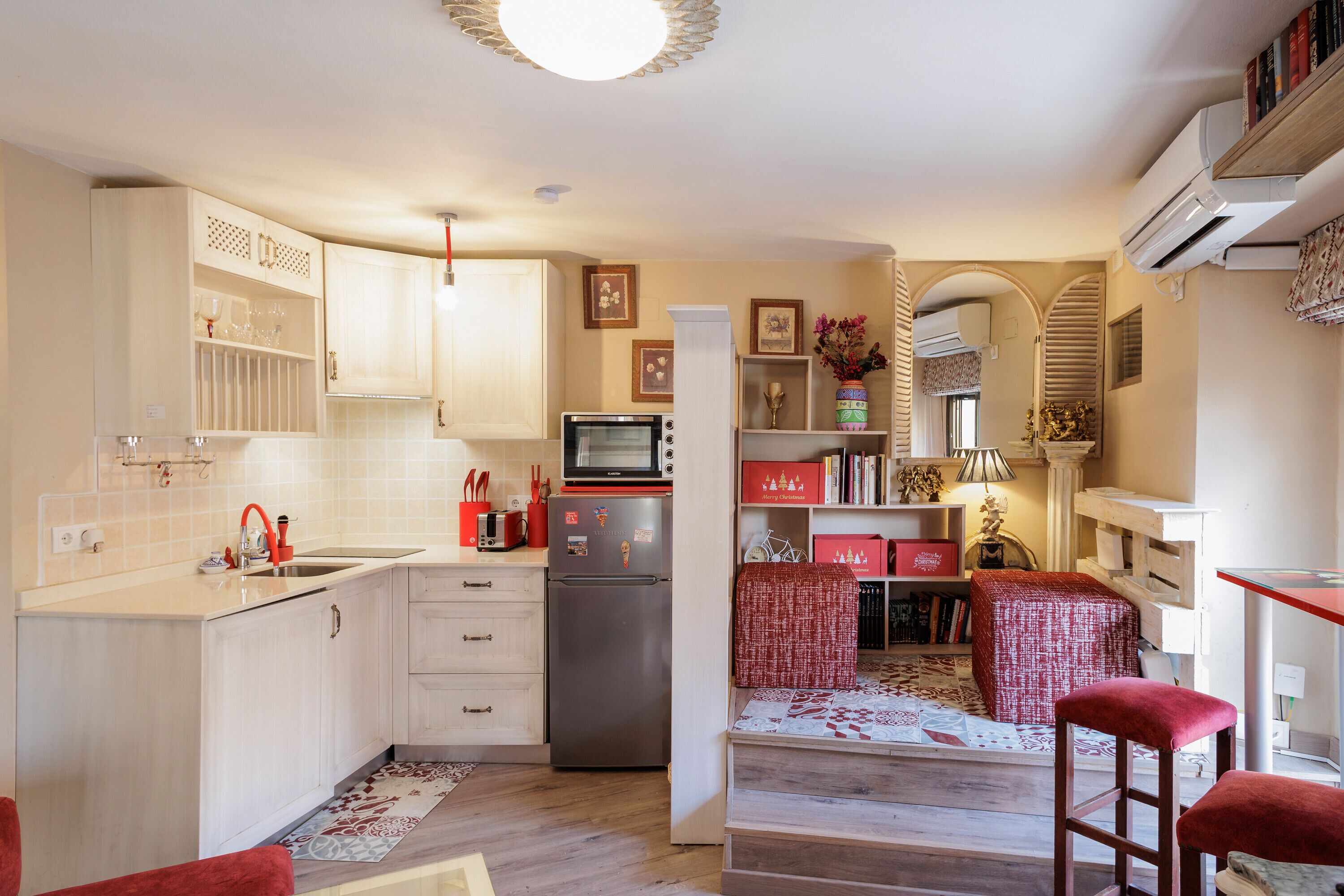 Jääkaappi, mikroaaltouuni, uuni, liesi