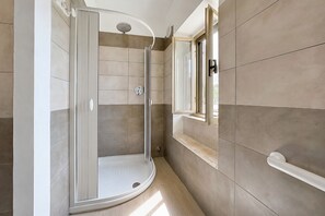 Shower, hair dryer, towels - Apartment 'Francesca, Bilo A' with Shared Terrace, Wi-Fi and Air Conditioning (Peschici)