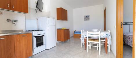 Fridge, stovetop, coffee/tea maker, highchair