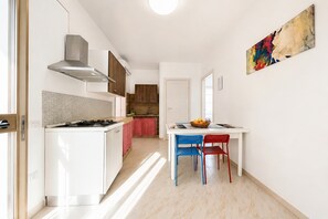 Réfrigérateur, surface de cuisson, cafetière-théière, chaise haute