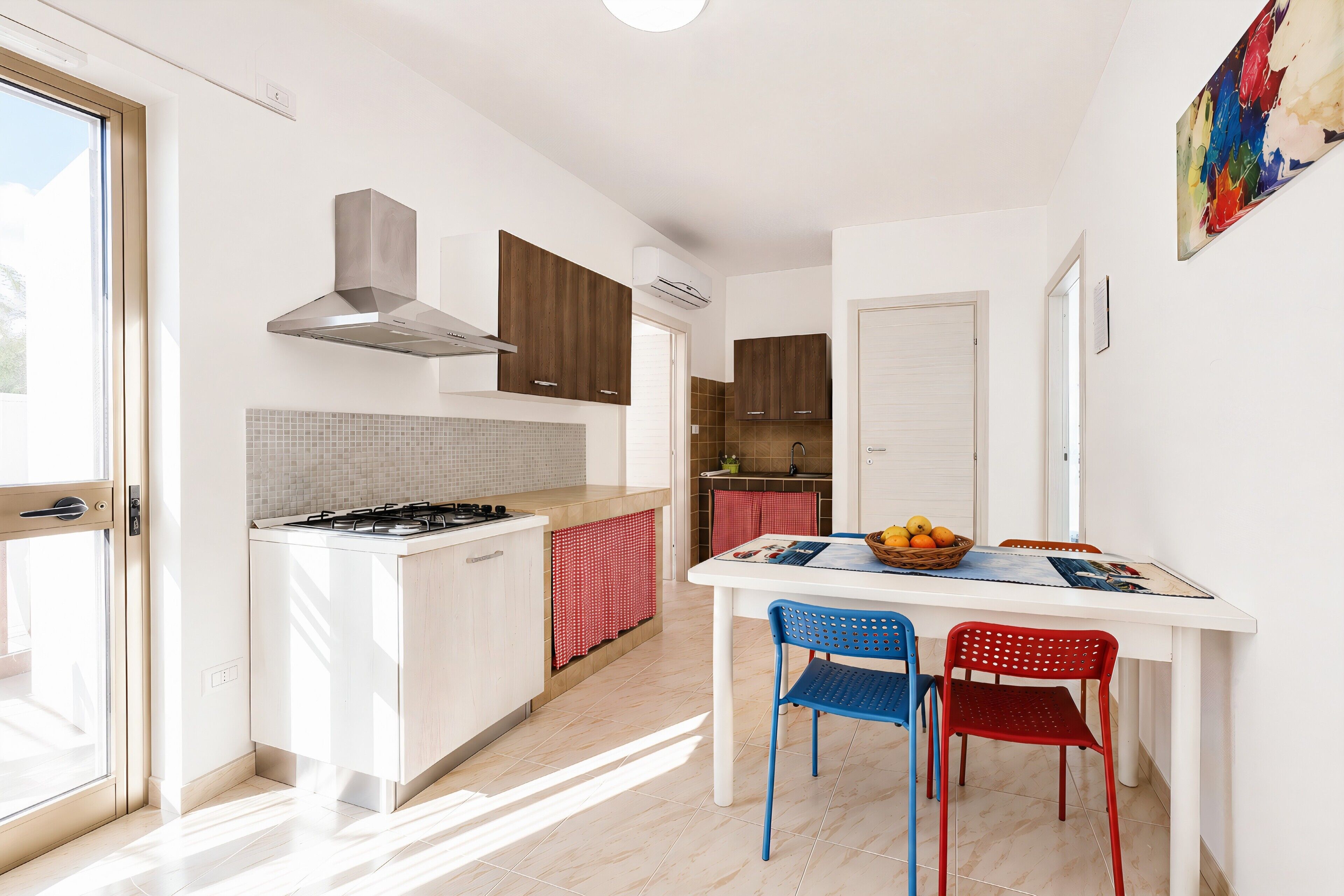 Réfrigérateur, plaque de cuisson, cafetière/bouilloire, chaise haute