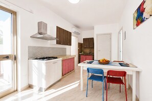 Fridge, stovetop, coffee/tea maker, highchair - Apartment 'Francesca, Bilo A' with Shared Terrace, Wi-Fi and Air Conditioning (Peschici)