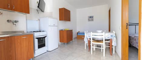 Fridge, stovetop, coffee/tea maker, highchair