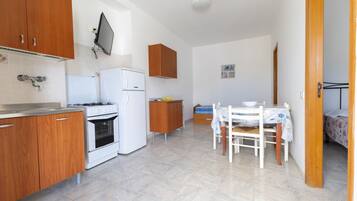 Kühlschrank, Herdplatte, Wasserkocher mit Kaffee-/Teezubehör, Hochstuhl