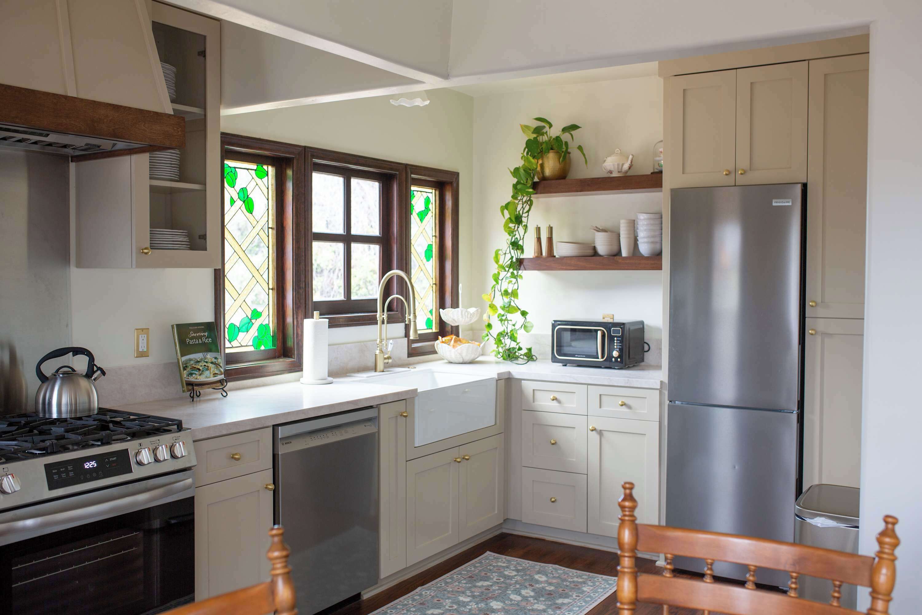 ثلاجة، ميكروويف، فرن، موقد طهي مسطح