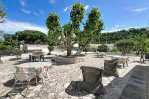Outdoor dining - Apartment 'Francesca, Trilo D' with Shared Terrace, Wi-Fi and Air Conditioning (Peschici)