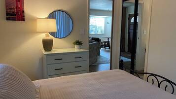 Iron/ironing board, WiFi, bed sheets