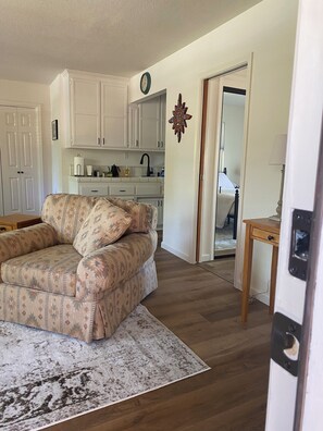 TV - Cozy place inside Sonoma Valley to relax. (Sonoma)