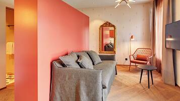 Suíte luxo, varanda, vista para o lago | Cofres nos quartos, cortinas blackout, berços grátis, Wi-Fi de cortesia