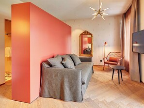 Deluxe Suite, Patio, Lake View | In-room safe, blackout drapes, free WiFi - Hotel Restaurant Seehof (Küssnacht)