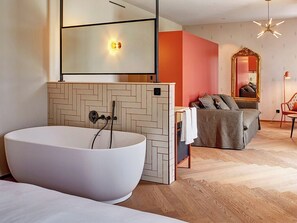 Deluxe Suite, Patio, Lake View | Bathroom | Free toiletries, hair dryer, towels, soap