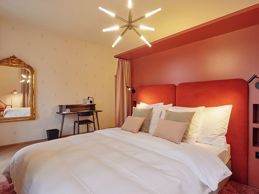 Quarto casal | Cofres nos quartos, cortinas blackout, berços grátis, Wi-Fi de cortesia