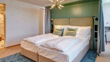 Comfort dubbelrum - sjöutsikt | Värdeförvaringsskåp på rummet och mörkläggningsgardiner