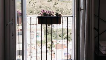 Tweepersoonskamer, balkon, uitzicht op stad | Een kluis op de kamer, verduisterende gordijnen