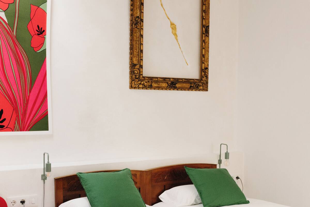 Habitación doble, balcón, vista al patio | Caja de seguridad en la habitación y cortinas blackout