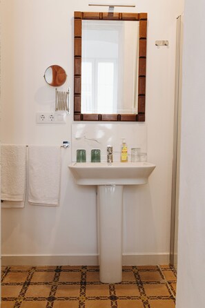 Double Room, Balcony, City View | Bathroom