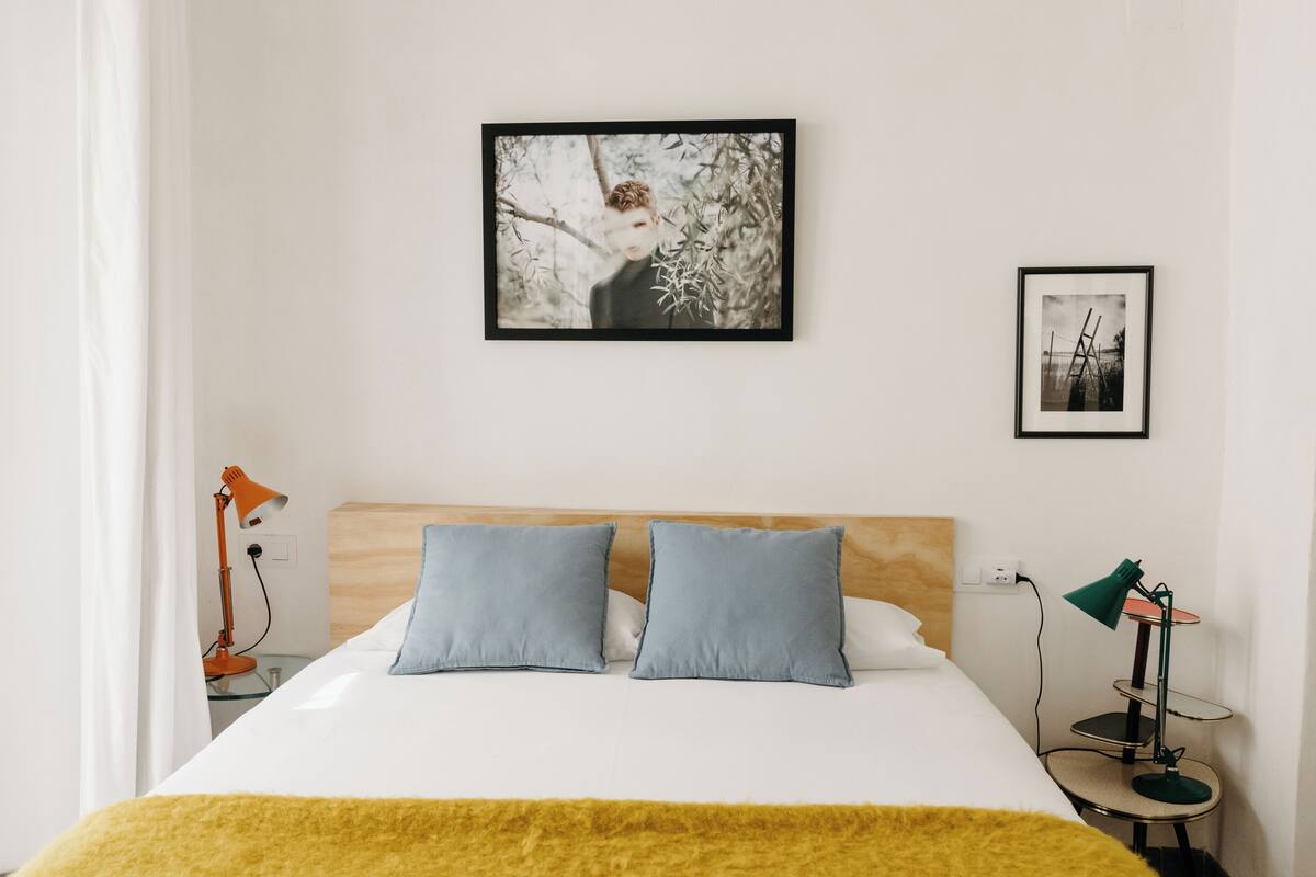 Habitación doble, balcón, vista a la ciudad | Caja de seguridad en la habitación y cortinas blackout