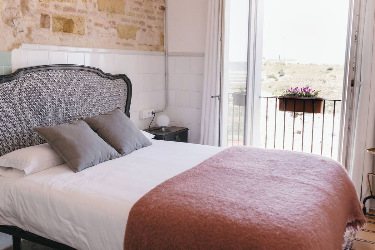 Habitación doble, balcón, vista a la ciudad | Caja de seguridad en la habitación y cortinas blackout