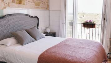 Tweepersoonskamer, balkon, uitzicht op de stad | Een kluis op de kamer, verduisterende gordijnen