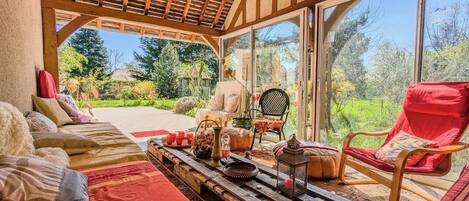 Smart TV, fireplace, books, music library