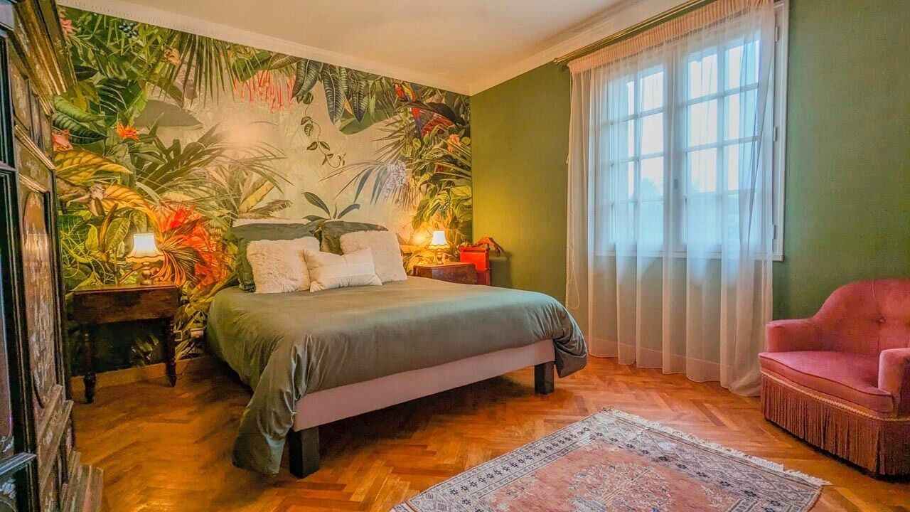 4 chambres, bureau, fer et planche à repasser, lit parapluie