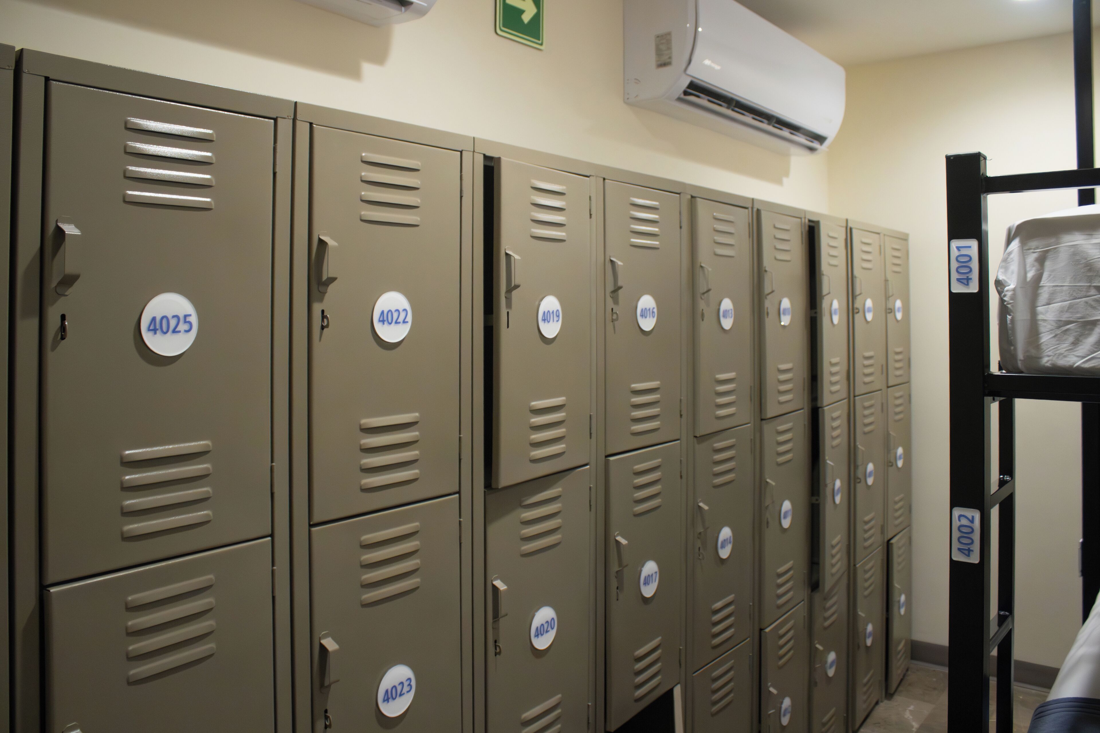 واي فاي مجانًا وملاءات أسرّة