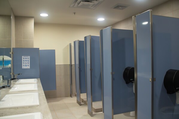 Regadera, toallas, jabón 