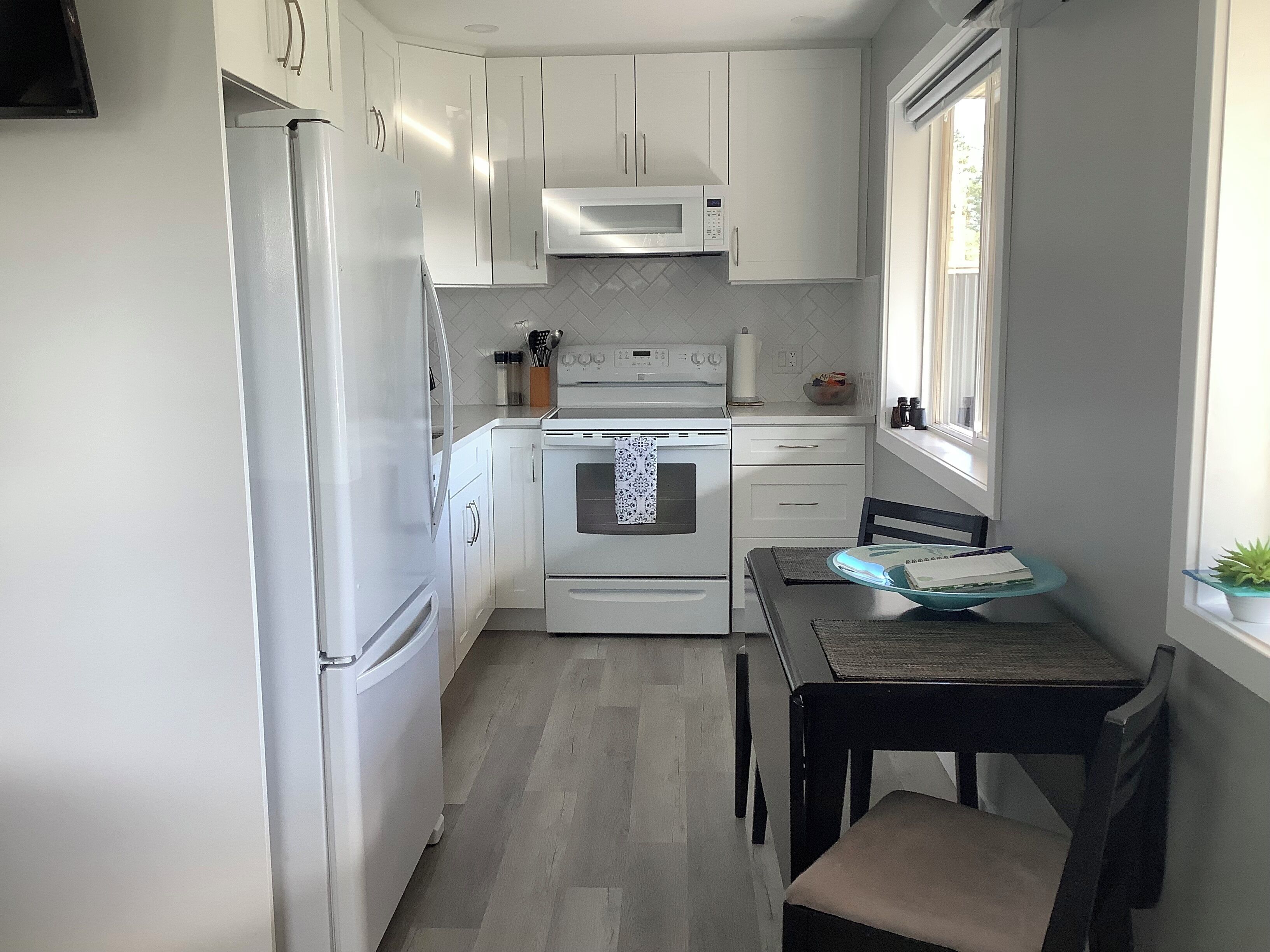 冷蔵庫、電子レンジ、オーブン、コンロ