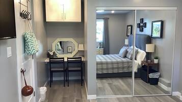 Schreibtisch, Bügeleisen/Bügelbrett, Reisekinderbett, kostenloses WLAN