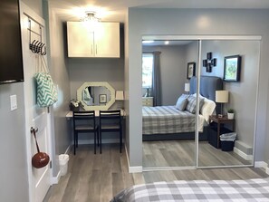 Escritorio, tabla de planchar con plancha, cuna de viaje y wifi gratis