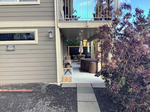 Seaside retreat-Steps to Hot tub,Kayaks and trails