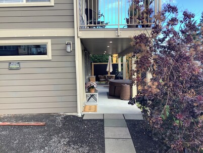 Seaside retreat-Steps to Hot tub,Kayaks and trails