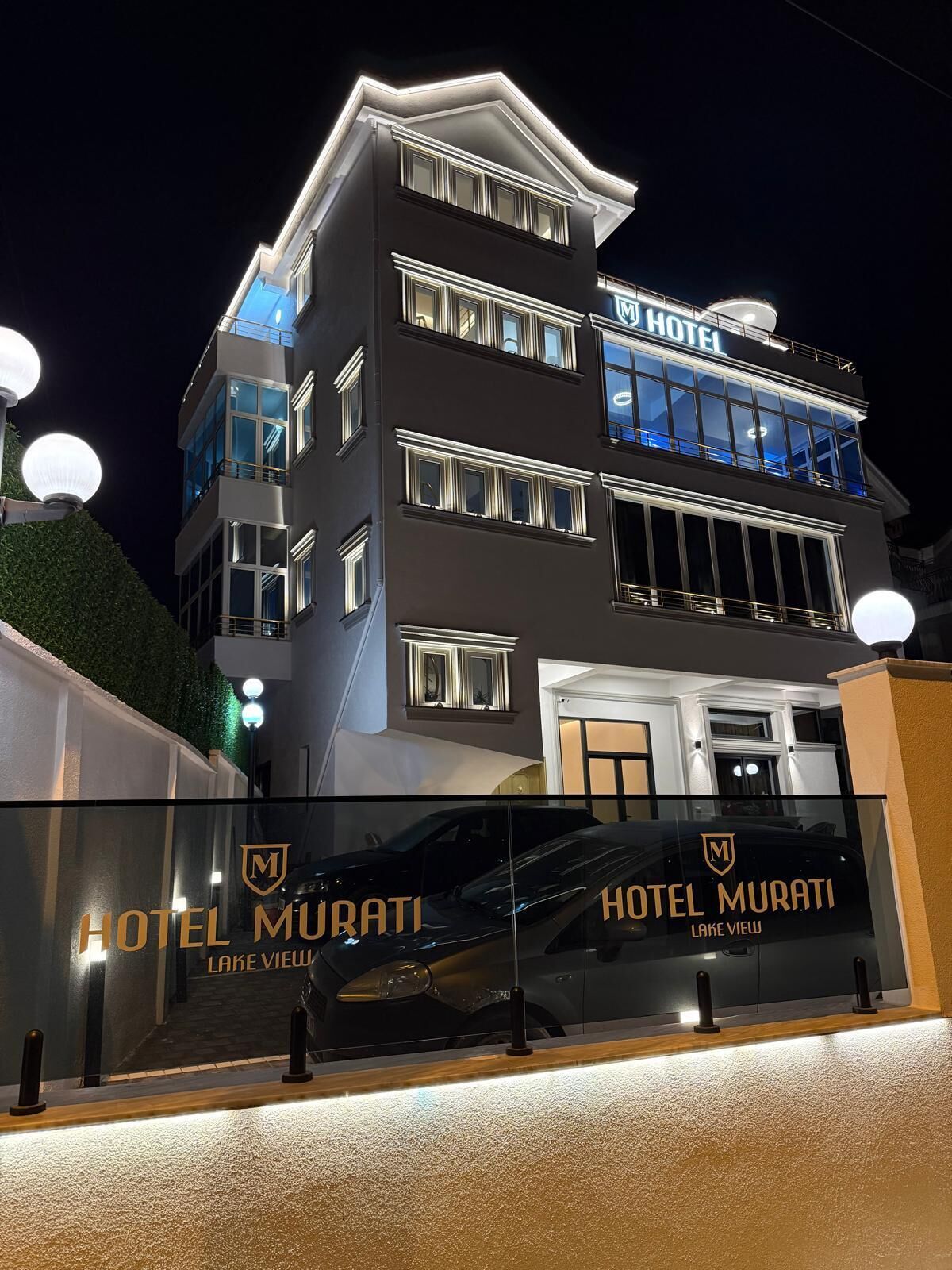 Un edificio de hotel de varios pisos con un letrero que dice 'HOTEL MURATI LAKE VIEW'.