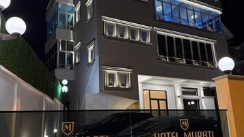 Un edificio de hotel de varios pisos con un letrero que dice 'HOTEL MURATI LAKE VIEW'.