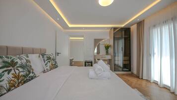 Royal Room, Balcony, Lake View | Free WiFi