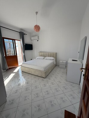 Living area - Murati Lake View Hotel (Farkë)