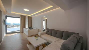 Royal Room, Balcony, Lake View | Living area