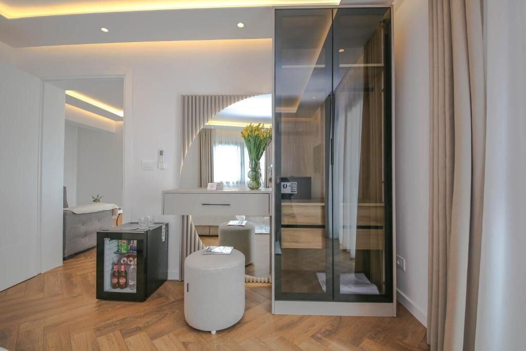 ห้องรอยัล, ระเบียง, วิวทะเลสาบ | บริเวณนั่งเล่น