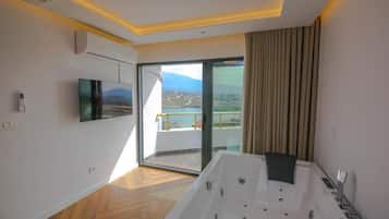 Royal Room, Balcony, Lake View | Private spa tub