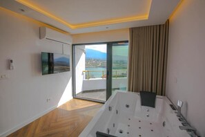 Royal Room, Balcony, Lake View | Private spa tub - Murati Lake View Hotel (Fark ë)