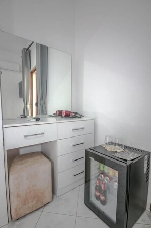 Mini fridge - Murati Lake View Hotel (Farkë)