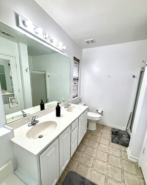 Bruser, boblebadekar, håndklæder, Sæbe