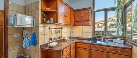 Geladeira, micro-ondas, cooktop, cafeteira/chaleira