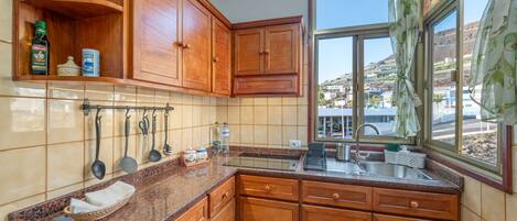 ثلاجة، ميكروويف، موقد طهي مسطح، ماكينة لصنع القهوة/الشاي