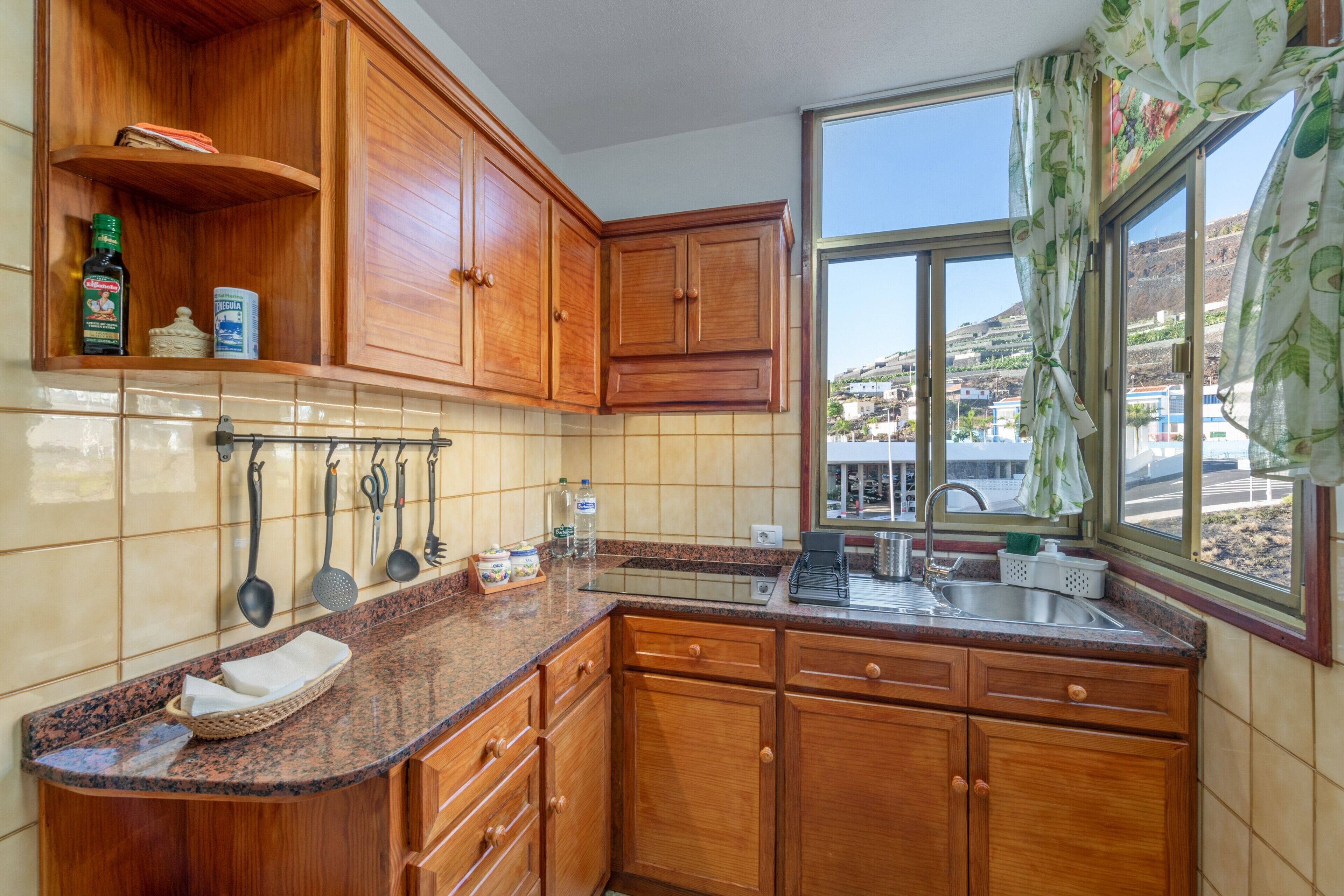 Een koelkast, een magnetron, een kookplaat