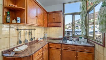 Een koelkast, een microgolfoven, een kookplaat