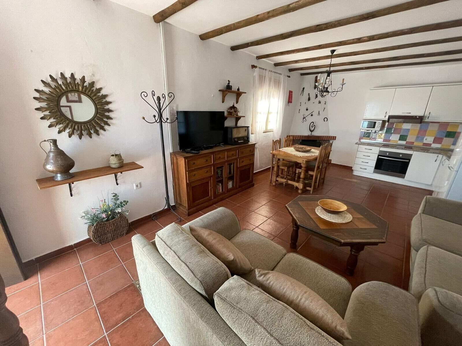 Televisión, chimenea, reproductor de DVD y tenis de mesa 